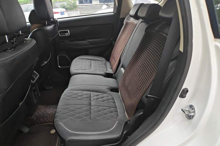 Used Mitsubishi Outlander 2021 Revised Version 2.0L Two-Wheel Drive Comfort Edition 7 Seats Left Rear Seat