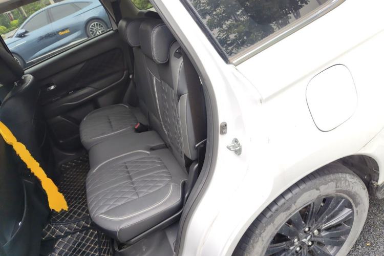 Used Mitsubishi Outlander 2021 2.4L 4x4 DynaDrive Edition 5 Seats Left Rear Seat