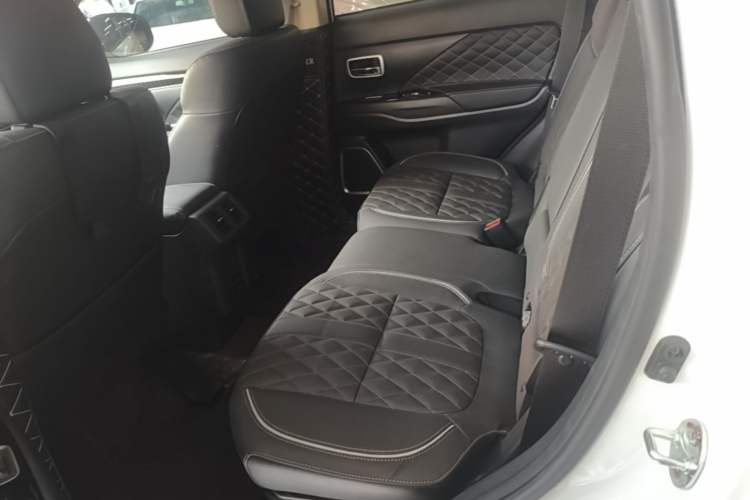 Used Mitsubishi Outlander 2021 2.4L 4x4 Zhi Xiang Edition 7 Seats Left Rear Seat