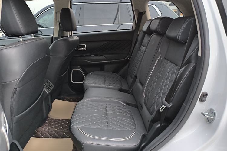 Used Mitsubishi Outlander 2021 Revised Version 2.0L Two-Wheel Drive Comfort Edition 7 Seats Left Rear Seat