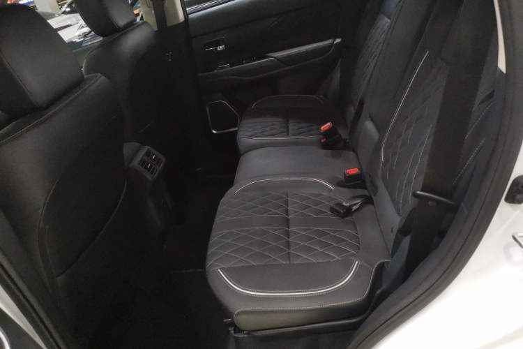 Used Mitsubishi Outlander 2021 2.4L 4x4 Zhi Xiang Edition 7 Seats Left Rear Seat