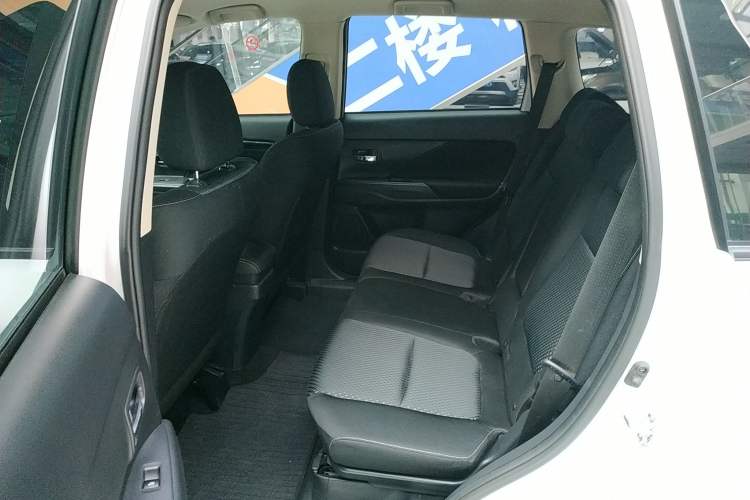 Used Mitsubishi Outlander 2021 Revised Version 2.0L Two-Wheel Drive Comfort Edition 5 Seats Left Rear Seat
