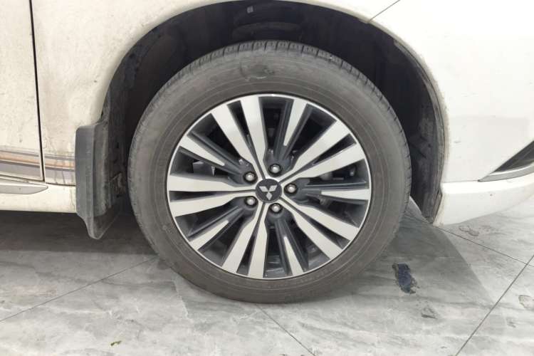 Used Mitsubishi Outlander 2021 Revised Version 2.0L Two-Wheel Drive Comfort Edition 5 Seats Left Rear Wheel Hub