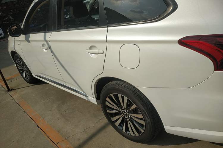 Used Mitsubishi Outlander 2021 Revised Version 2.0L Two-Wheel Drive Comfort Edition 5 Seats Left Side