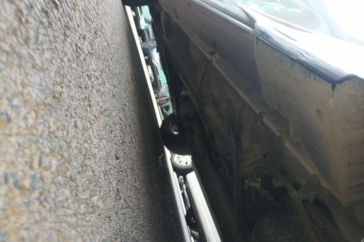 Used Mitsubishi Outlander 2021 2.4L 4x4 DynaDrive Edition 5 Seats Left Side Sill