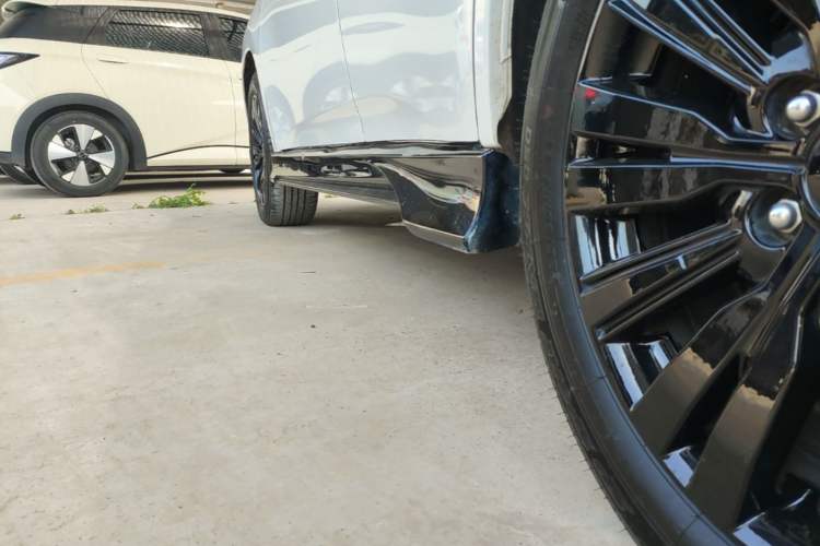 Used Mitsubishi Outlander 2021 2.4L 4x4 DynaDrive Edition 5 Seats Left Side Sill