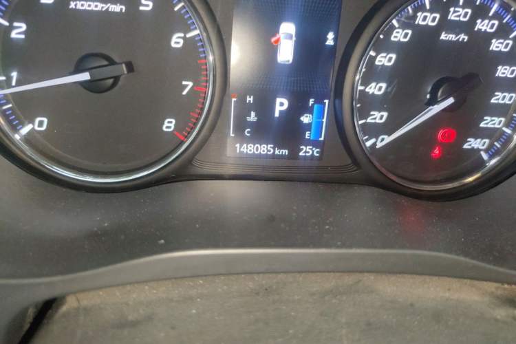 Used Mitsubishi Outlander 2021 2.4L 4x4 DynaDrive Edition 5 Seats Odometer Close Up