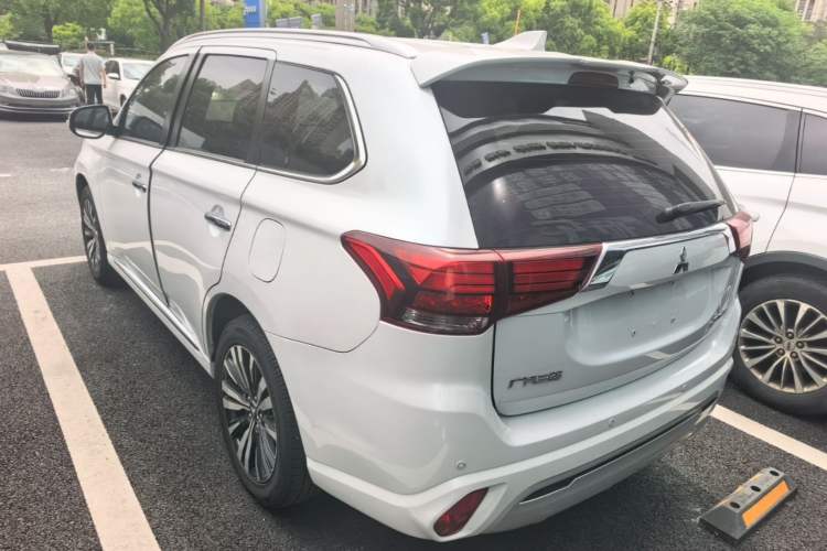 Used Mitsubishi Outlander 2021 2.4L 4x4 Zhi Xiang Edition 7 Seats Rear Left 45 Deg