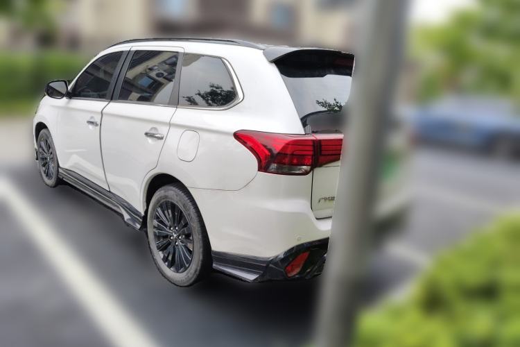 Used Mitsubishi Outlander 2021 2.4L 4x4 DynaDrive Edition 5 Seats Rear Left 45 Deg