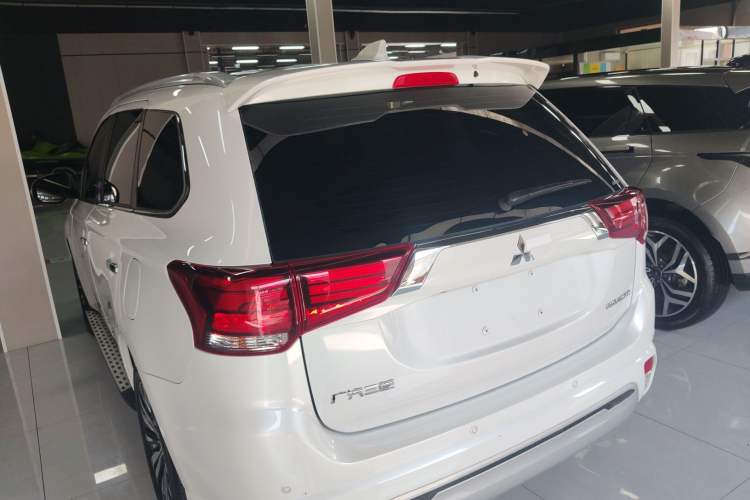 Used Mitsubishi Outlander 2021 2.4L 4x4 Zhi Xiang Edition 7 Seats Rear Left 45 Deg