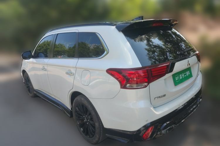 Used Mitsubishi Outlander 2021 2.4L 4x4 DynaDrive Edition 5 Seats Rear Left 45 Deg