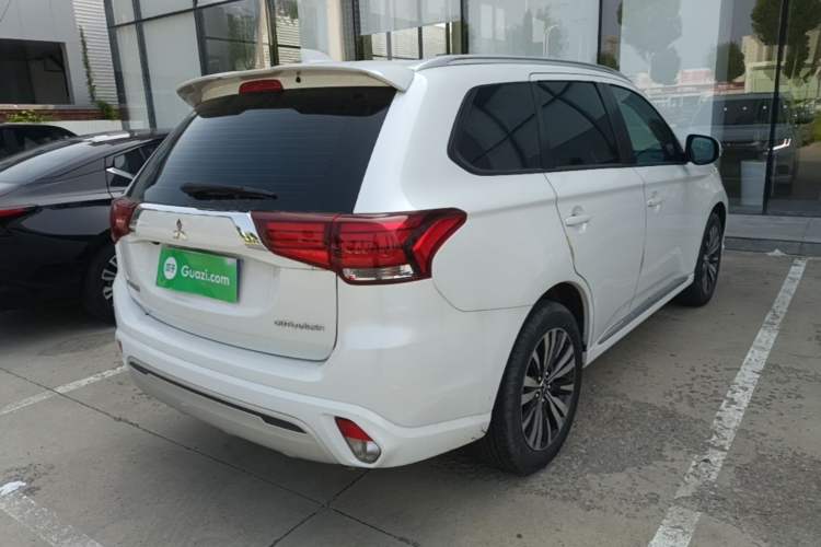 Used Mitsubishi Outlander 2021 2.0L Two-Wheel Drive Comfort Edition 7 Seats Rear Right 45 Deg
