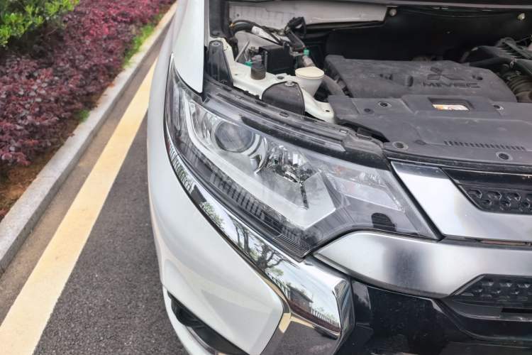 Used Mitsubishi Outlander 2021 2.0L Two-Wheel Drive Comfort Edition 5 Seats Right Front Headlight