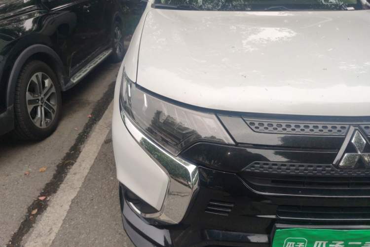 Used Mitsubishi Outlander 2021 2.4L 4x4 DynaDrive Edition 5 Seats Right Front Headlight