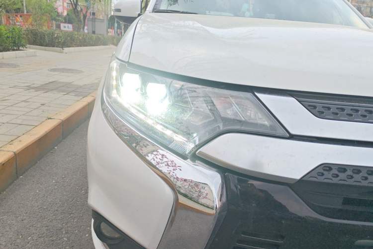 Used Mitsubishi Outlander 2021 2.4L 4x4 Comfort Edition 5 Seats Right Front Headlight
