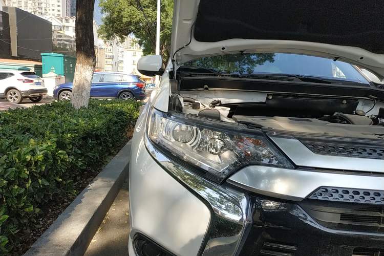 Used Mitsubishi Outlander 2021 2.0L Two-Wheel Drive Comfort Edition 5 Seats Right Front Headlight
