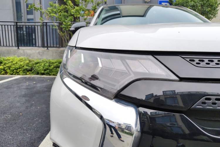 Used Mitsubishi Outlander 2021 2.4L 4x4 DynaDrive Edition 5 Seats Right Front Headlight