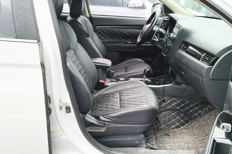 Used Mitsubishi Outlander 2021 2.4L 4x4 DynaDrive Edition 5 Seats Right Front Seat