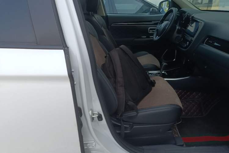 Used Mitsubishi Outlander 2021 2.0L Two-Wheel Drive Comfort Edition 7 Seats Right Front Seat