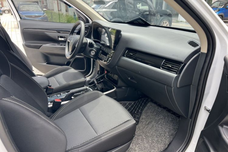 Used Mitsubishi Outlander 2021 2.0L Two-Wheel Drive Comfort Edition 5 Seats Right Front Seat