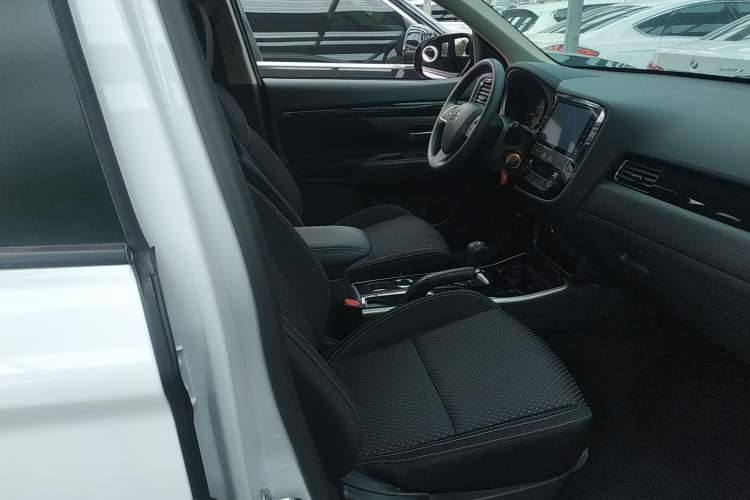 Used Mitsubishi Outlander 2021 Revised Version 2.0L Two-Wheel Drive Comfort Edition 5 Seats Right Front Seat