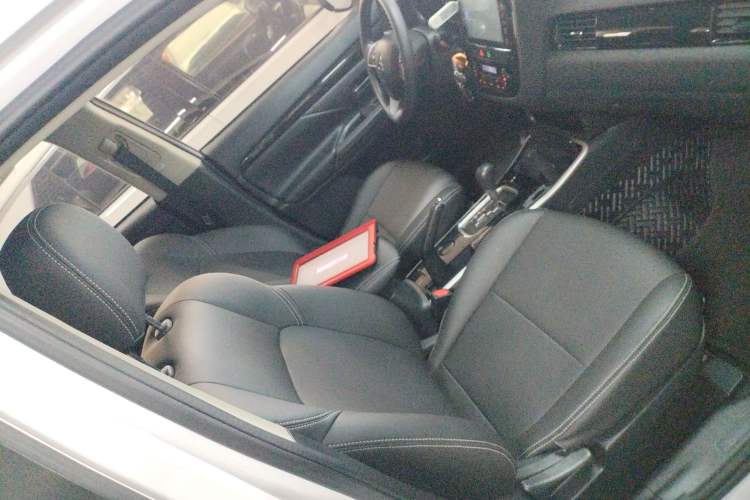 Used Mitsubishi Outlander 2021 Revised Version 2.0L Two-Wheel Drive Comfort Edition 5 Seats Right Front Seat