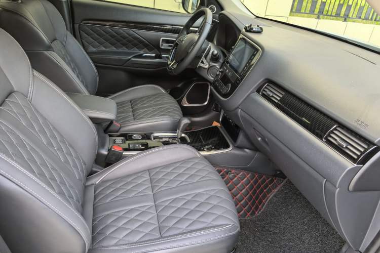 Used Mitsubishi Outlander 2021 2.4L 4x4 DynaDrive Edition 5 Seats Right Front Seat