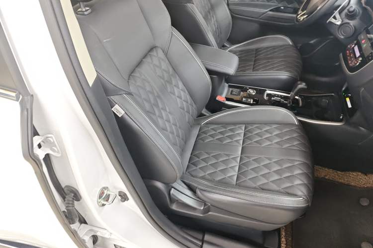 Used Mitsubishi Outlander 2021 2.4L 4x4 DynaDrive Edition 5 Seats Right Front Seat