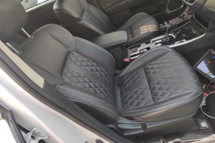 Used Mitsubishi Outlander 2021 2.4L 4x4 DynaDrive Edition 5 Seats Right Front Seat
