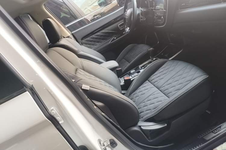 Used Mitsubishi Outlander 2021 2.4L 4x4 Zhi Xiang Edition 7 Seats Right Front Seat