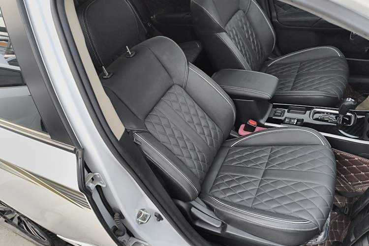 Used Mitsubishi Outlander 2021 Revised Version 2.0L Two-Wheel Drive Comfort Edition 7 Seats Right Front Seat