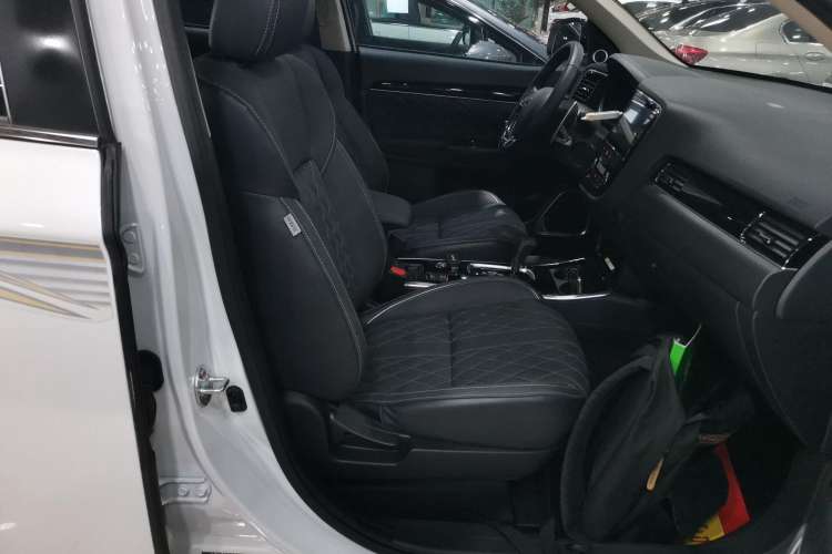 Used Mitsubishi Outlander 2021 2.4L 4x4 Zhi Xiang Edition 7 Seats Right Front Seat