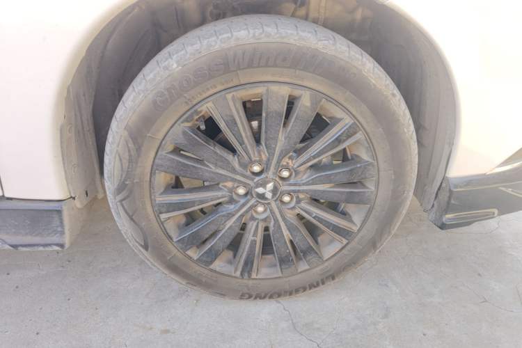 Used Mitsubishi Outlander 2021 2.4L 4x4 DynaDrive Edition 5 Seats Right Front Wheel Hub