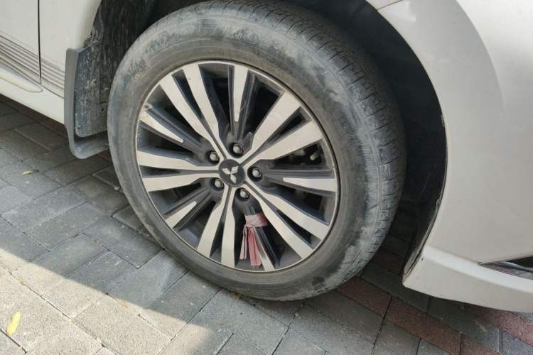 Used Mitsubishi Outlander 2021 2.0L Two-Wheel Drive Comfort Edition 7 Seats Right Front Wheel Hub