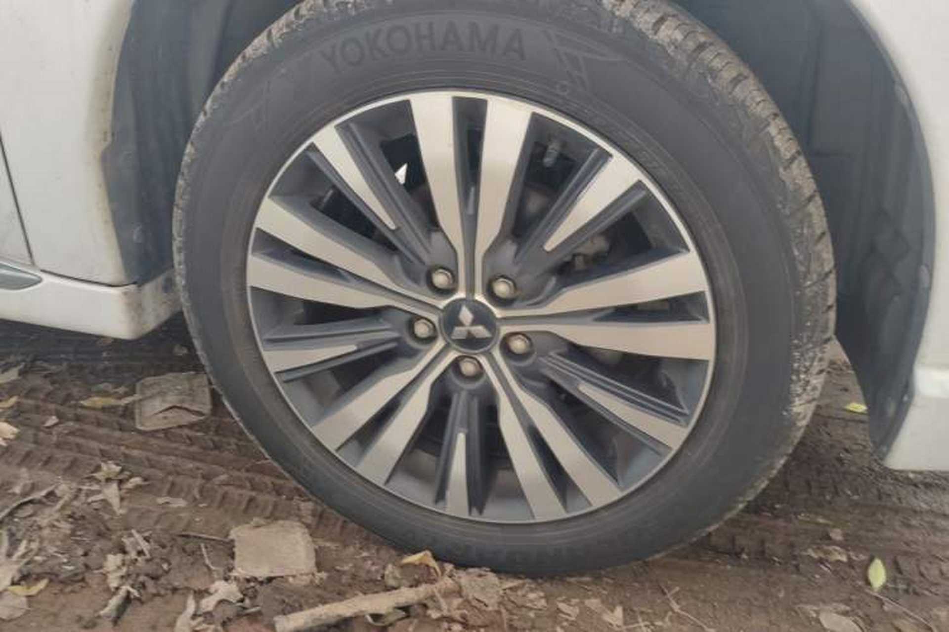 Used Mitsubishi Outlander 2021 2.4L 4x4 Zhi Xiang Edition 7 Seats Right Front Wheel Hub