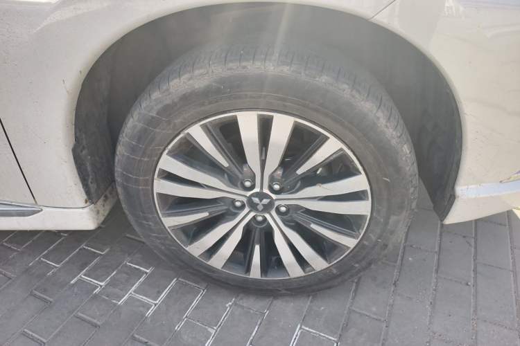 Used Mitsubishi Outlander 2021 2.0L Two-Wheel Drive Comfort Edition 5 Seats Right Front Wheel Hub