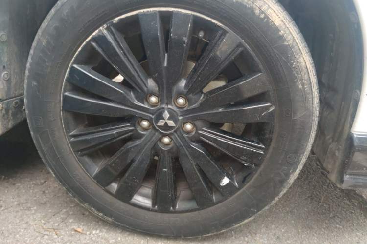 Used Mitsubishi Outlander 2021 2.4L 4x4 DynaDrive Edition 5 Seats Right Front Wheel Hub
