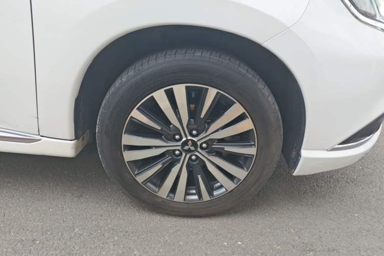 Used Mitsubishi Outlander 2021 2.4L 4x4 Comfort Edition 5 Seats Right Front Wheel Hub