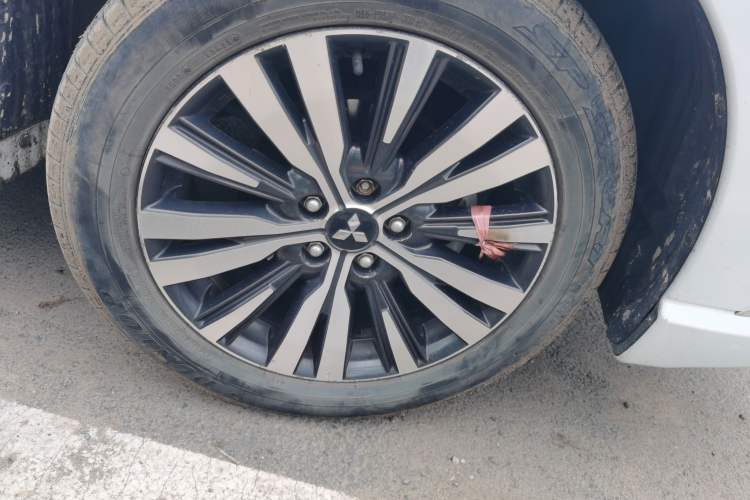 Used Mitsubishi Outlander 2021 2.0L Two-Wheel Drive Comfort Edition 5 Seats Right Front Wheel Hub