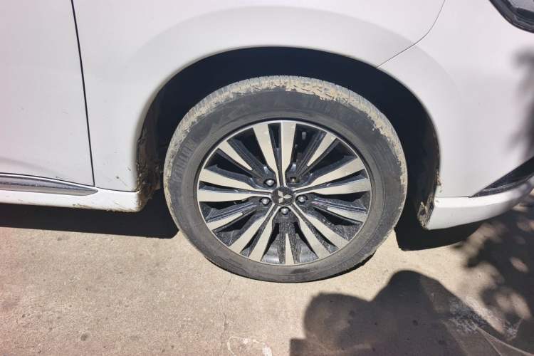 Used Mitsubishi Outlander 2021 2.0L Two-Wheel Drive Comfort Edition 5 Seats Right Front Wheel Hub