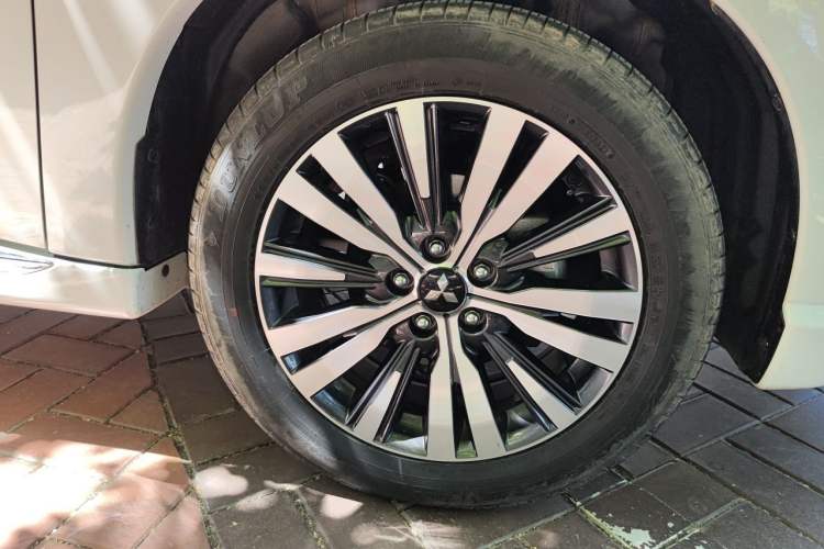 Used Mitsubishi Outlander 2021 2.0L Two-Wheel Drive Comfort Edition 5 Seats Right Front Wheel Hub
