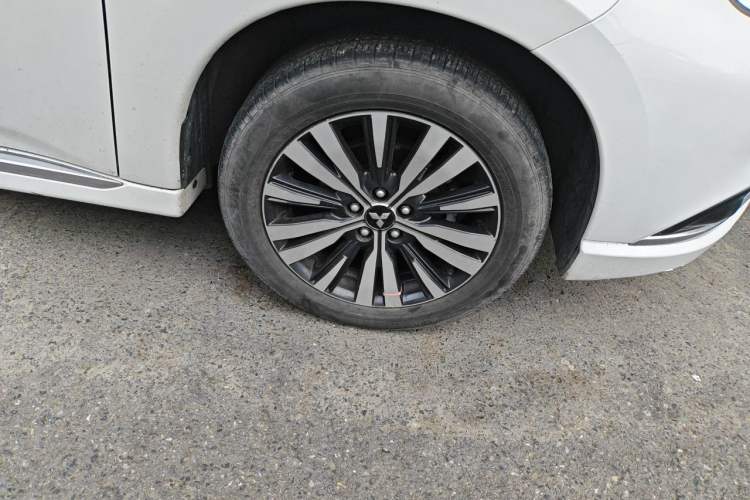 Used Mitsubishi Outlander 2021 Revised Version 2.0L Two-Wheel Drive Comfort Edition 7 Seats Right Front Wheel Hub