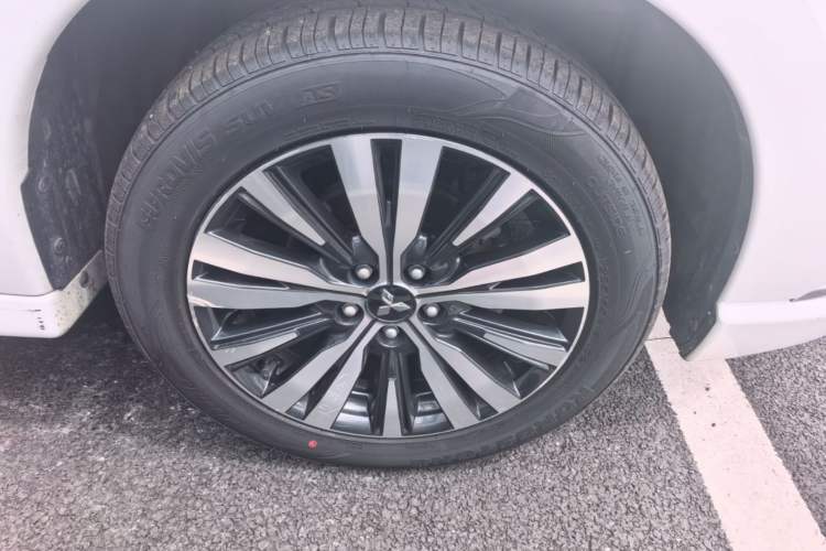 Used Mitsubishi Outlander 2021 2.4L 4x4 Zhi Xiang Edition 7 Seats Right Front Wheel Hub