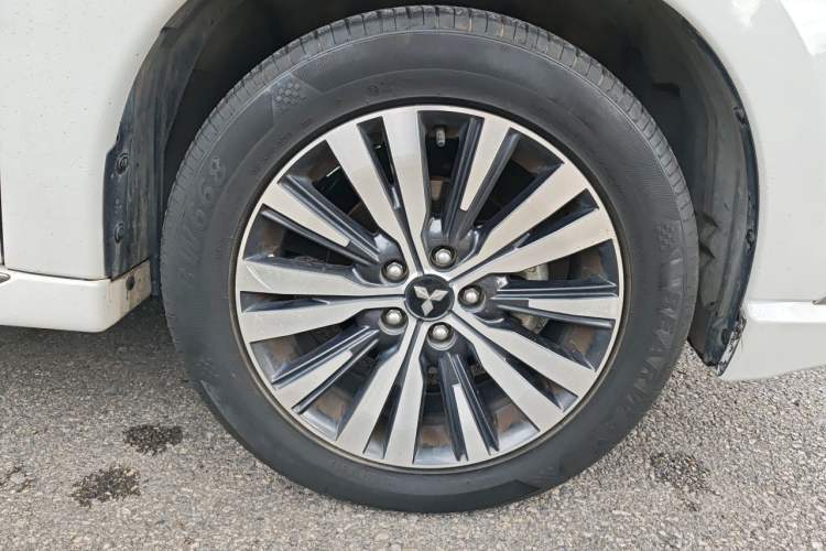 Used Mitsubishi Outlander 2021 2.0L Two-Wheel Drive Comfort Edition 5 Seats Right Front Wheel Hub