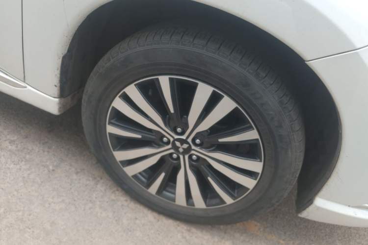 Used Mitsubishi Outlander 2021 2.0L Two-Wheel Drive Comfort Edition 5 Seats Right Front Wheel Hub