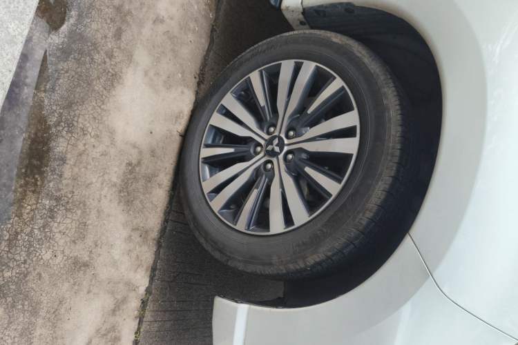 Used Mitsubishi Outlander 2021 2.4L 4x4 Comfort Edition 5 Seats Right Front Wheel Hub