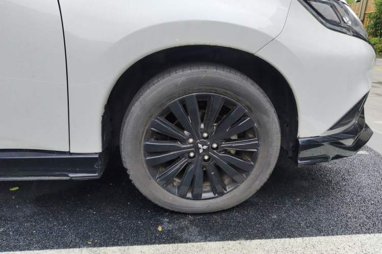Used Mitsubishi Outlander 2021 2.4L 4x4 DynaDrive Edition 5 Seats Right Front Wheel Hub