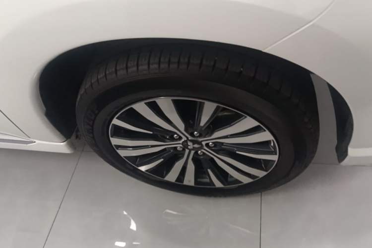 Used Mitsubishi Outlander 2021 2.0L Two-Wheel Drive Comfort Edition 5 Seats Right Front Wheel Hub