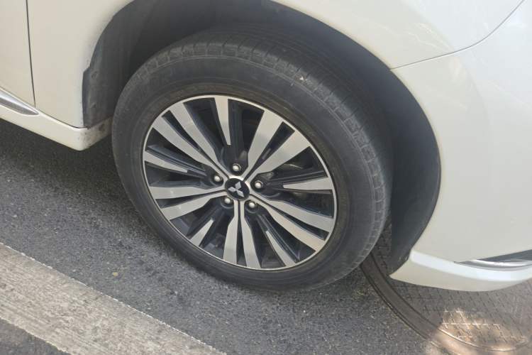 Used Mitsubishi Outlander 2021 Revised Version 2.0L Two-Wheel Drive Enjoyment Edition 5 Seats Right Front Wheel Hub