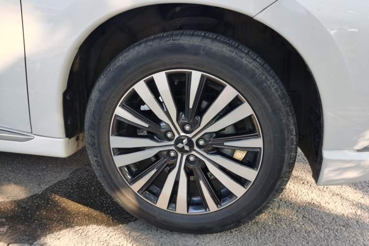 Used Mitsubishi Outlander 2021 Revised Version 2.0L Two-Wheel Drive Enjoyment Edition 5 Seats Right Front Wheel Hub